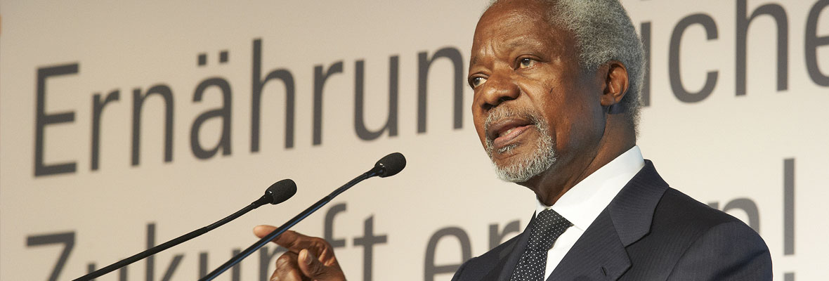 Kofi Annan vor dem Mikrofon während seiner Rede.