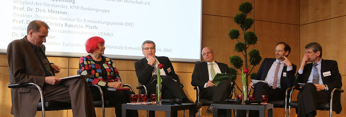 (v.l.n.r) Prof. Dr. Dirk Messner vom Deutschein Institut für Entwicklungspolitik (DIE), Prof. Dr. h.c. Christa Randzio-Plath, stellvertretende VENRO-Vorsitzende, Moderator Patrick Leusch von der Deutschen Welle, Chr