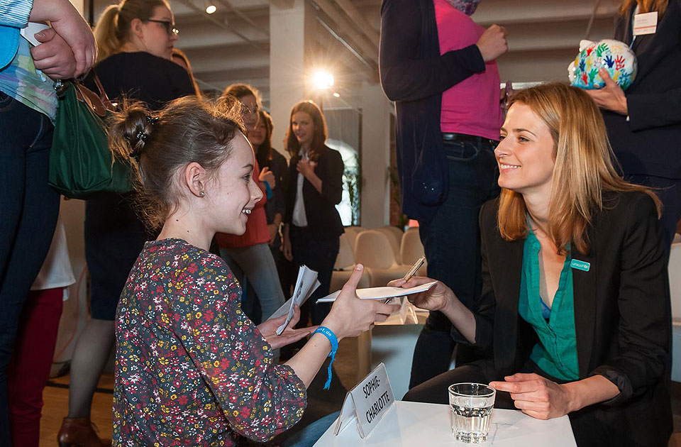 Eva Padberg und ein junges Mädchen im Gespräch.